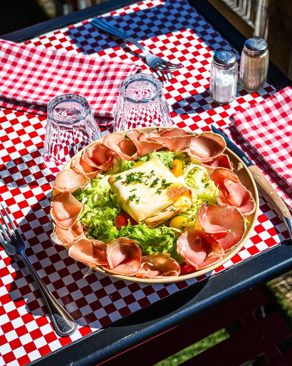 Assiette de jambon cru et œuf poché