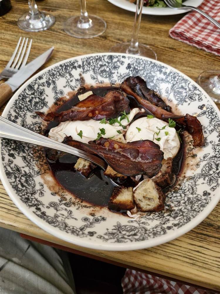 Œufs en meurette, sauce au vin rouge et lardons