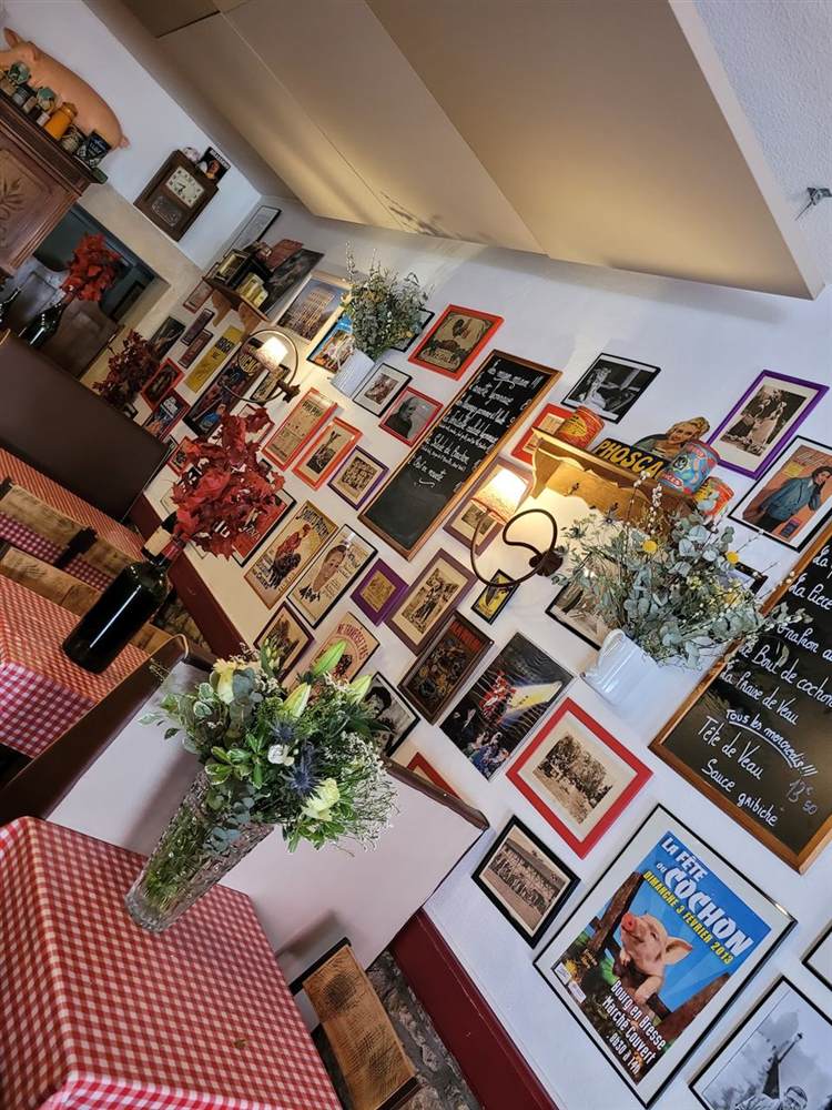 Les tables du Bouchon sous le mur de cadres