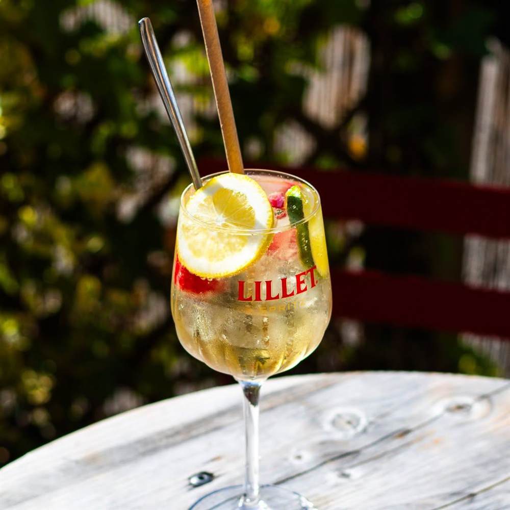 Verre de Lillet tonic en terrasse